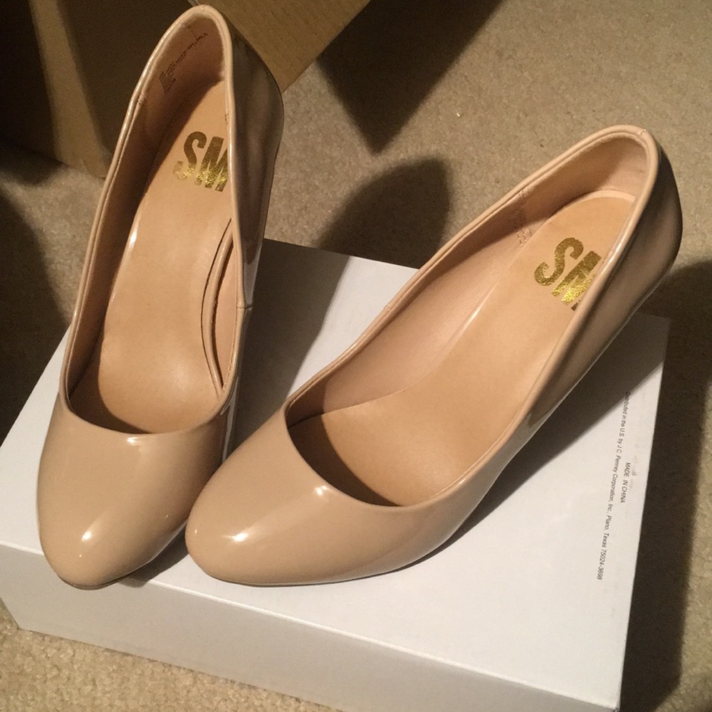 Nude pumps